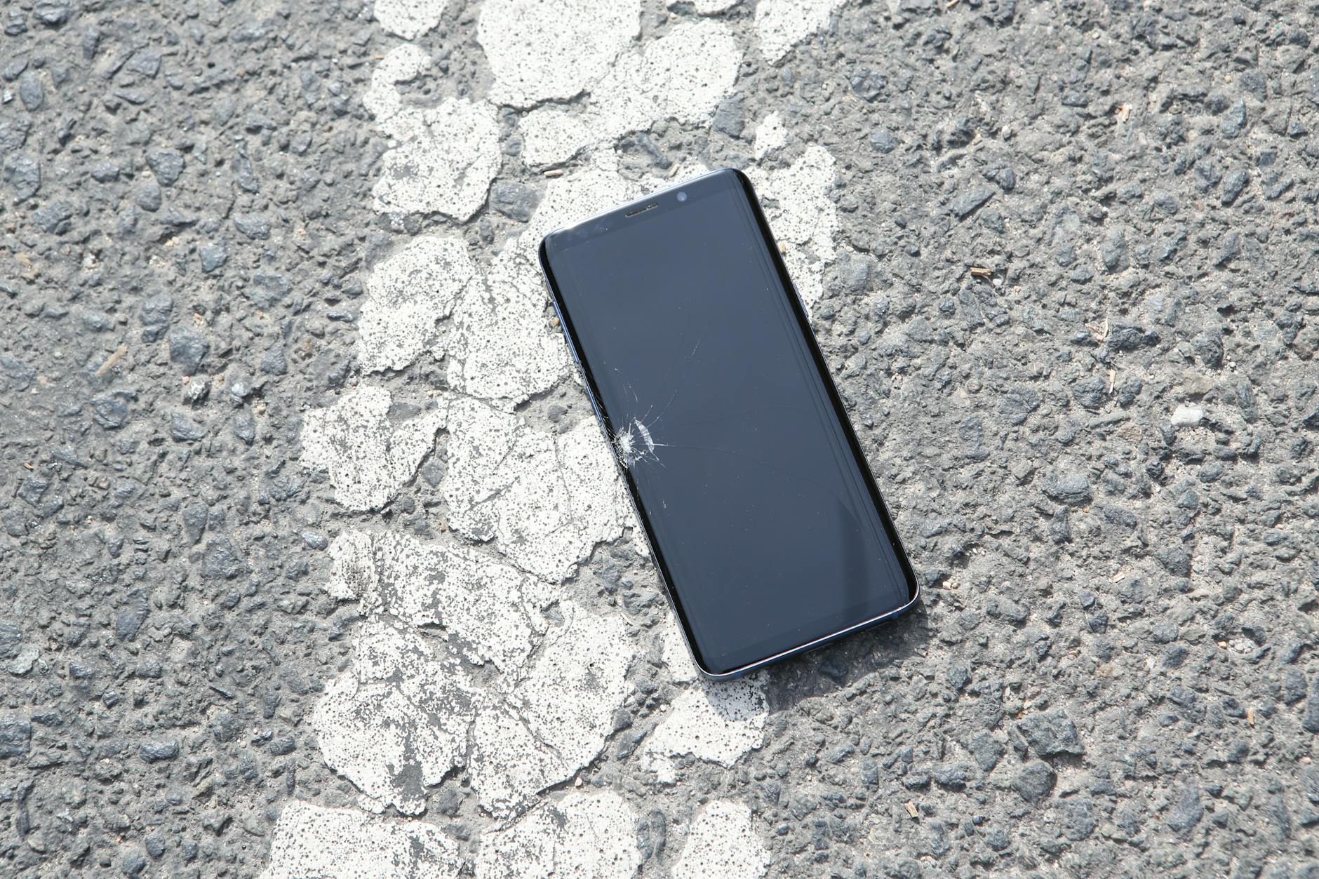 スマホの液晶漏れとは何か？症状と画面割れとの違いを理解しよう
