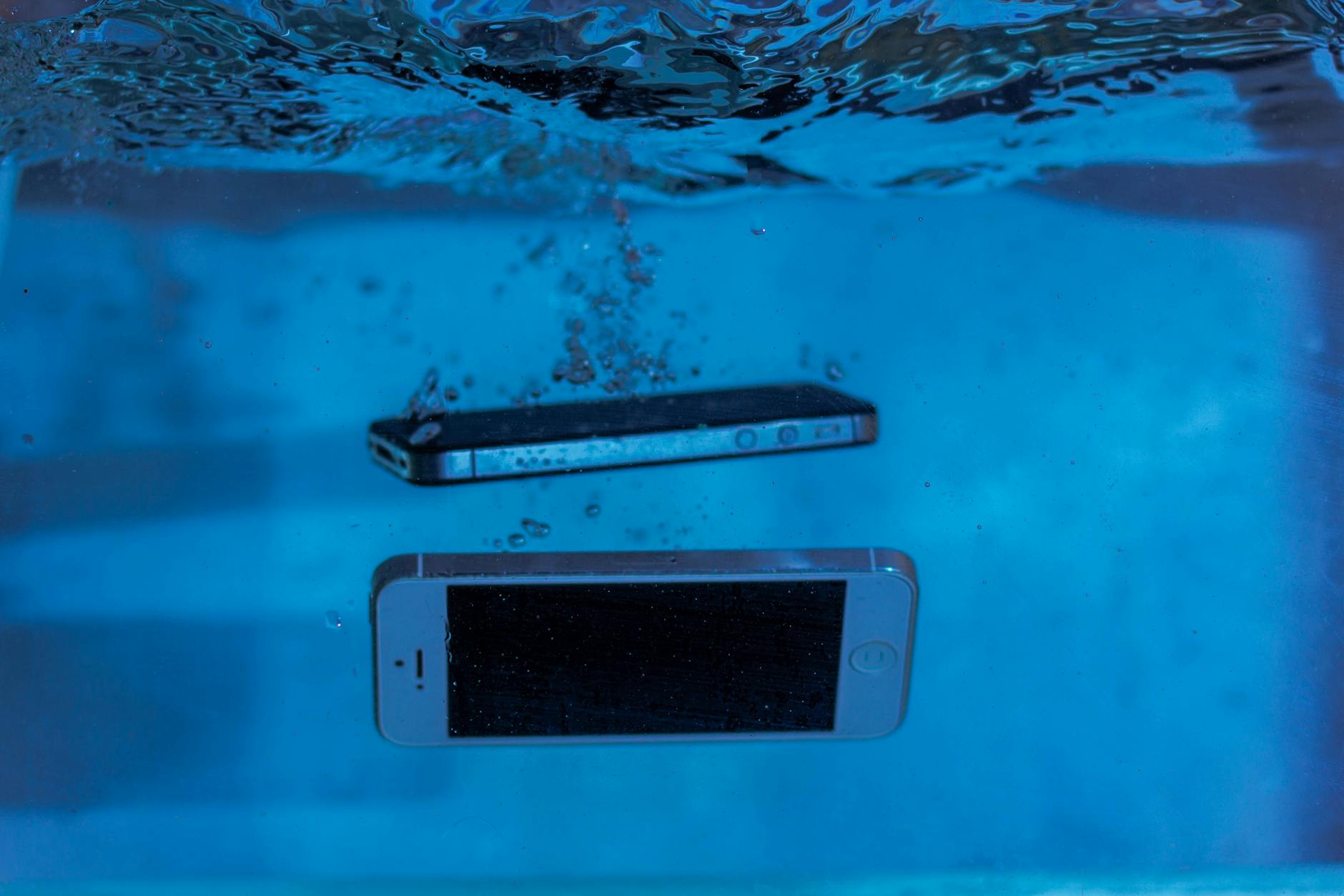スマホが水没したらどうなる？放置するリスクを知っておこう
