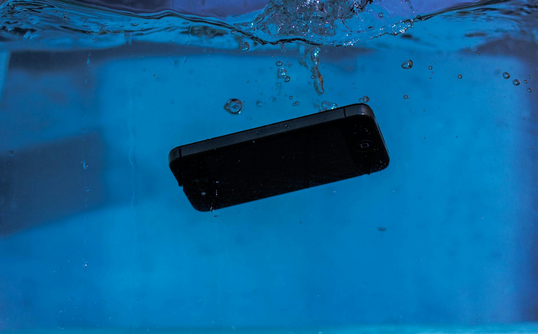iPhoneが水没したらまず確認すべきこと