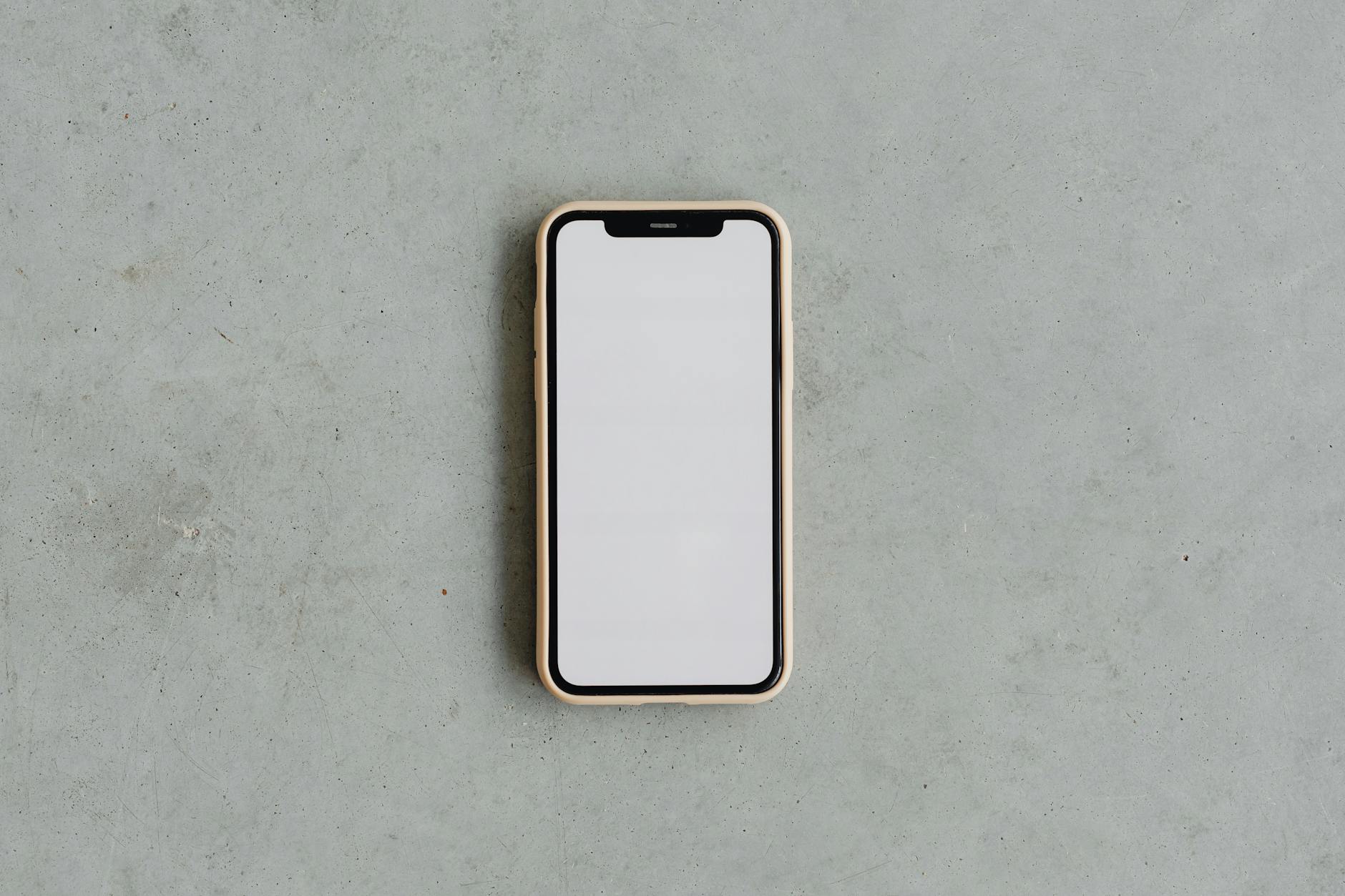 スマホの画面が勝手に暗くなるのはなぜ？原因の多くは「設定」にある